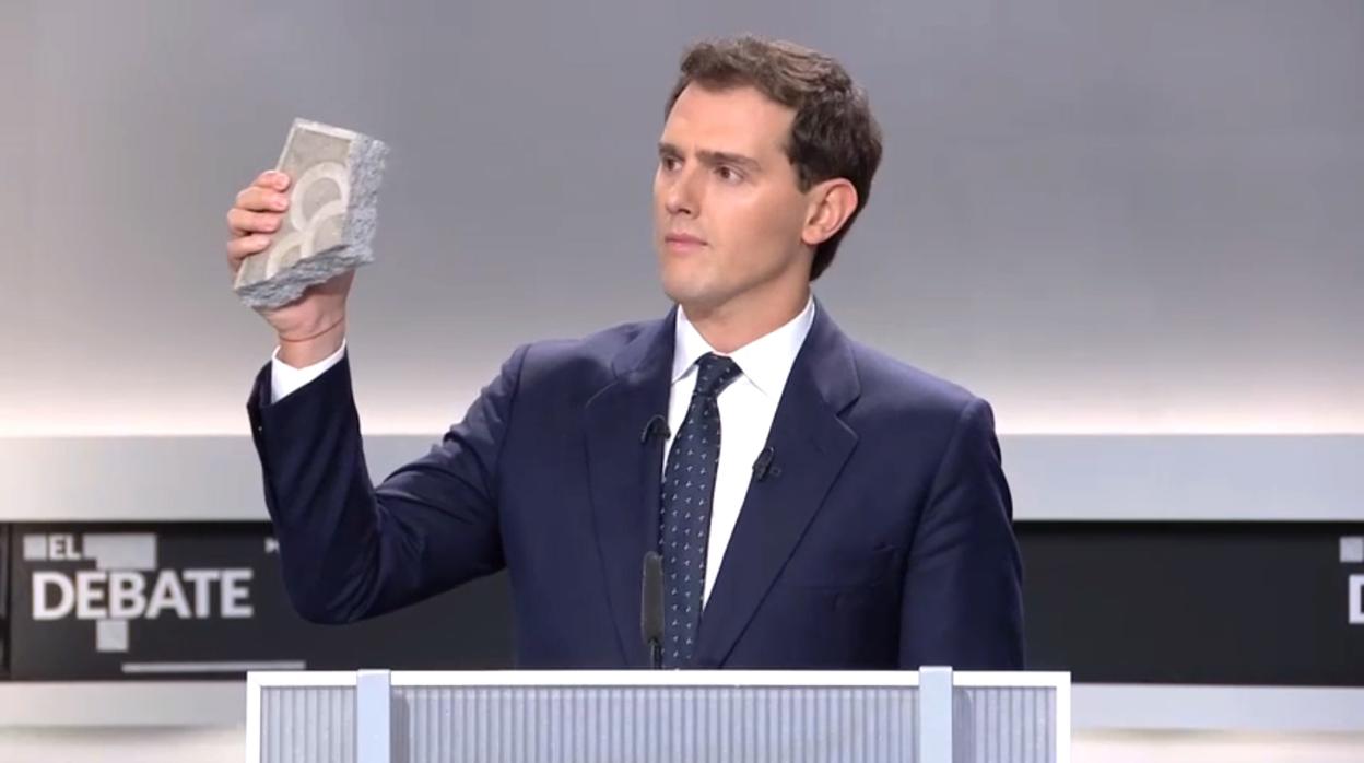 Albert Rivera saca un adoquín en el debate para protestar contra los radicales violentos de Cataluña
