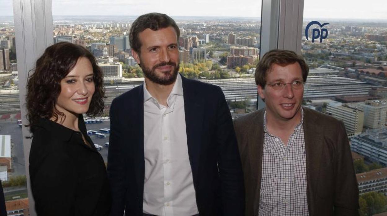 Pablo Casado (c), junto a Isabel Díaz Ayuso y José Luis Martínez-Almeida