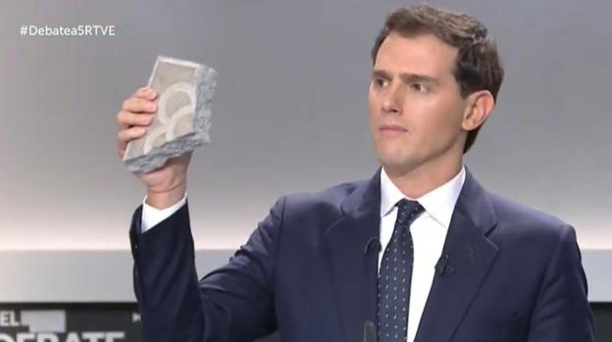 Albert Rivera muestra la baldosa rota durante el debate electoral