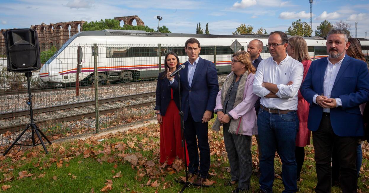 Albert Rivera, durante su intervención junto a las vías del tren en Mérida