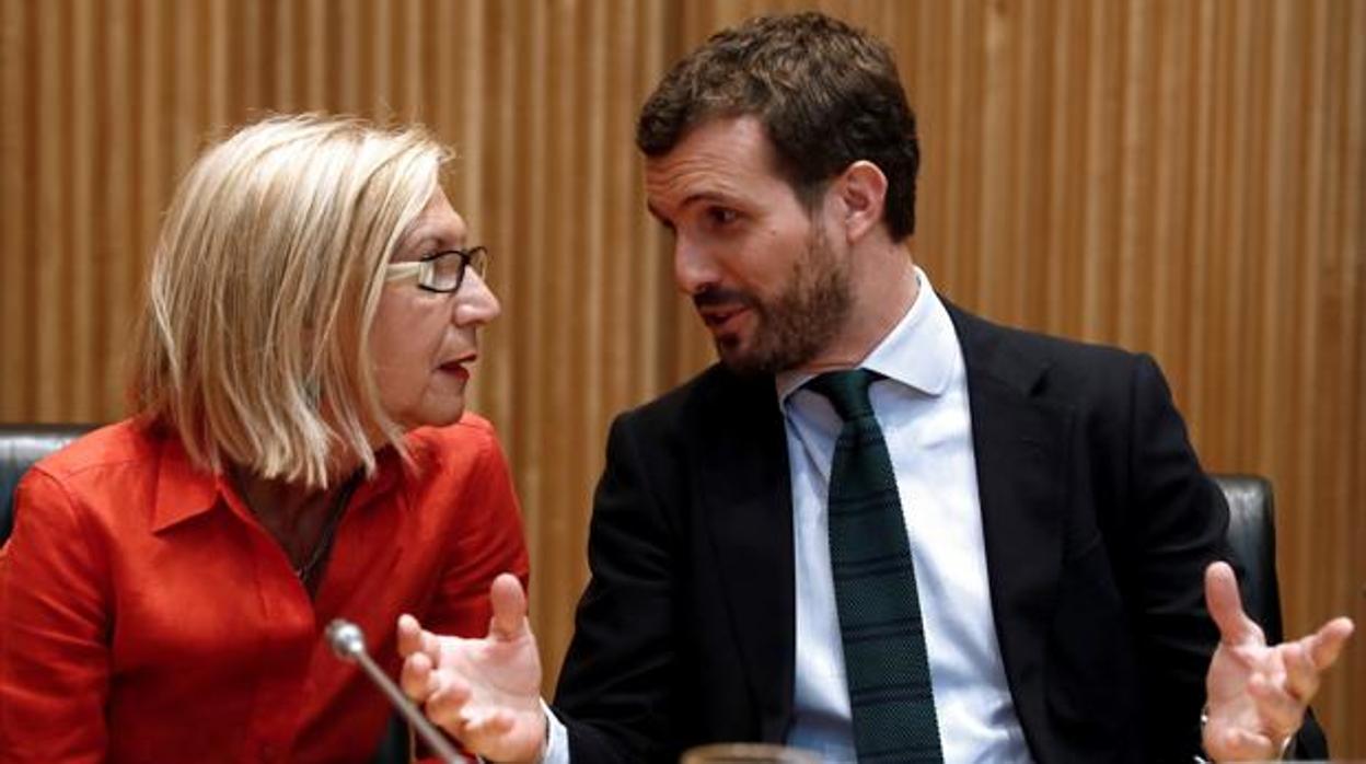 Rosa Díez y Pablo Casado, en el Congreso