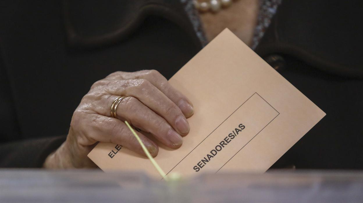 Fotografía de archivo de una votante en un colegio electoral de Sevilla este domingo, 10 de noviembre