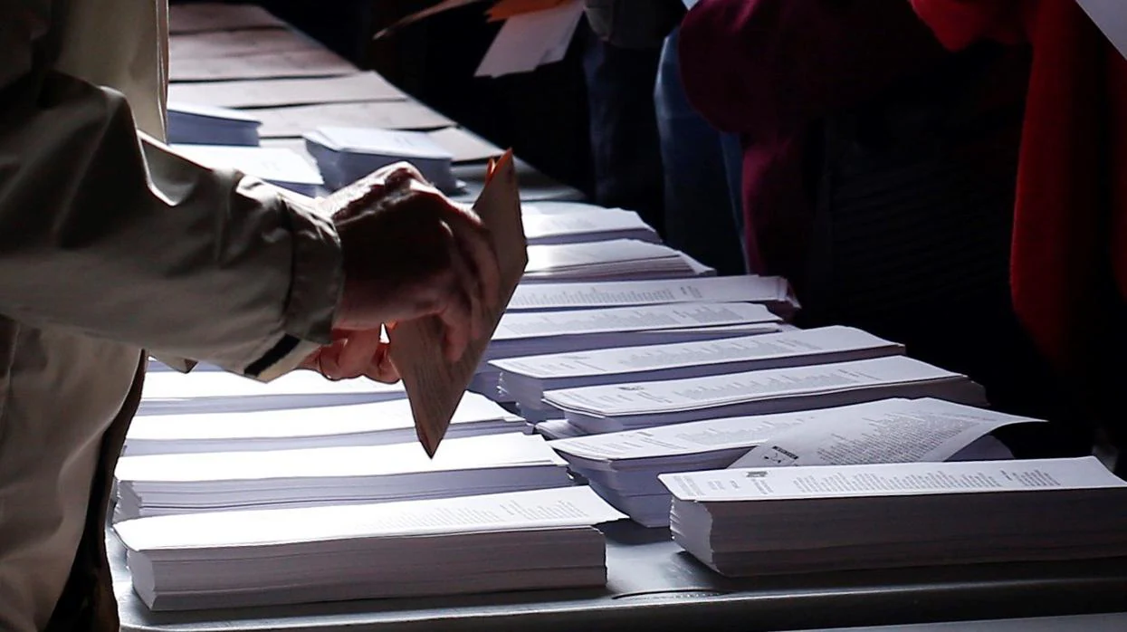 Varios ciudadanos escogen sus papeletas durante las elecciones generales