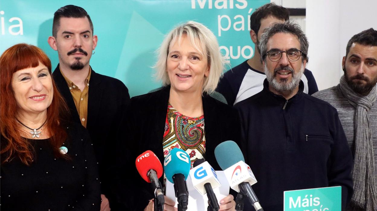 La cabeza de lista de Más País por A Coruña al Congreso, Carolina Bescansa (c), interviene en rueda de prensa acompañada de su equipo donde valora los resultados del 10N para su formación