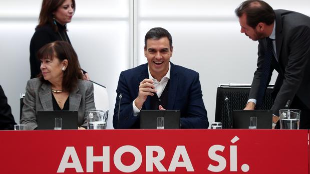 El PSOE pospone por ahora la ofensiva para lograr la abstención del PP, pero algunos territorios la reclaman