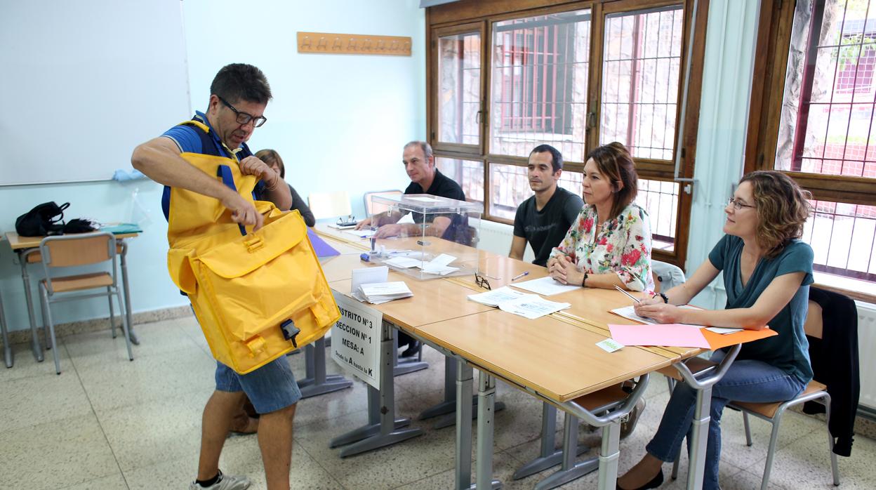 imagen de archivo de la entrega del voto por correo en las elecciones vascas de 2016