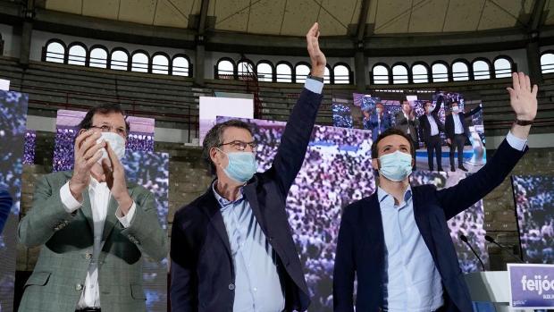 Casado, Feijóo y Rajoy exhiben unidad interna para enviar un mensaje de fortaleza en el PP