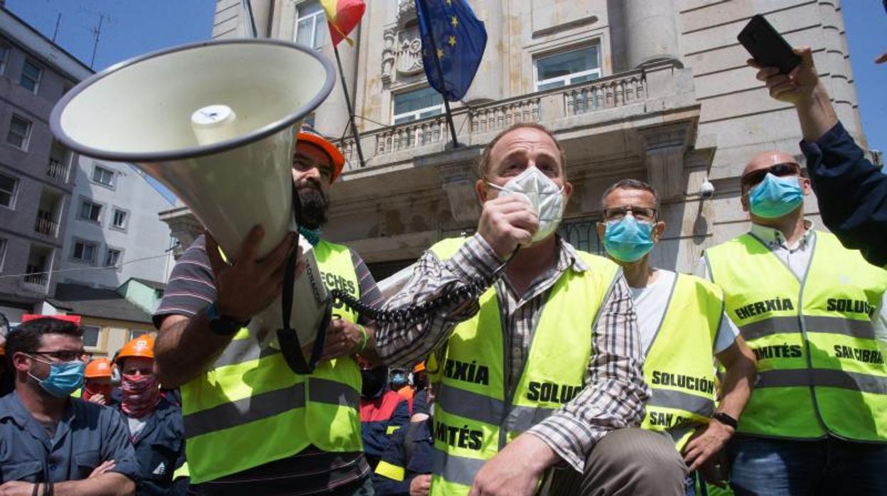 Concentración del comité de Alcoa San Cibrao, ante la Subdelegación del Gobierno en Lugo, esta semana