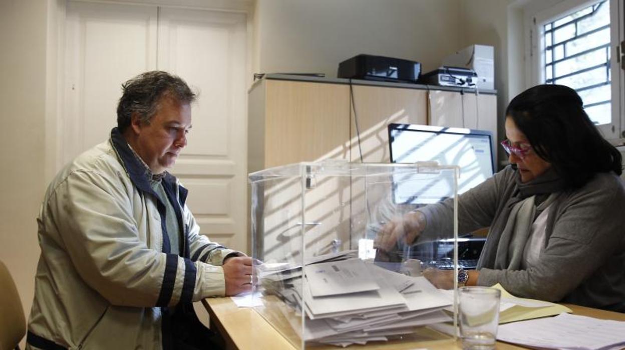 Un ciudadano español vota, en foto de archivo, en el Consulado de Montevideo