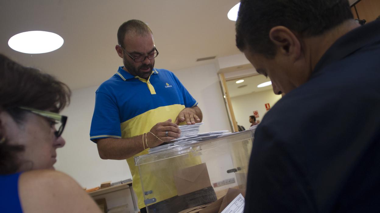 Recepción del voto por correo en una mesa