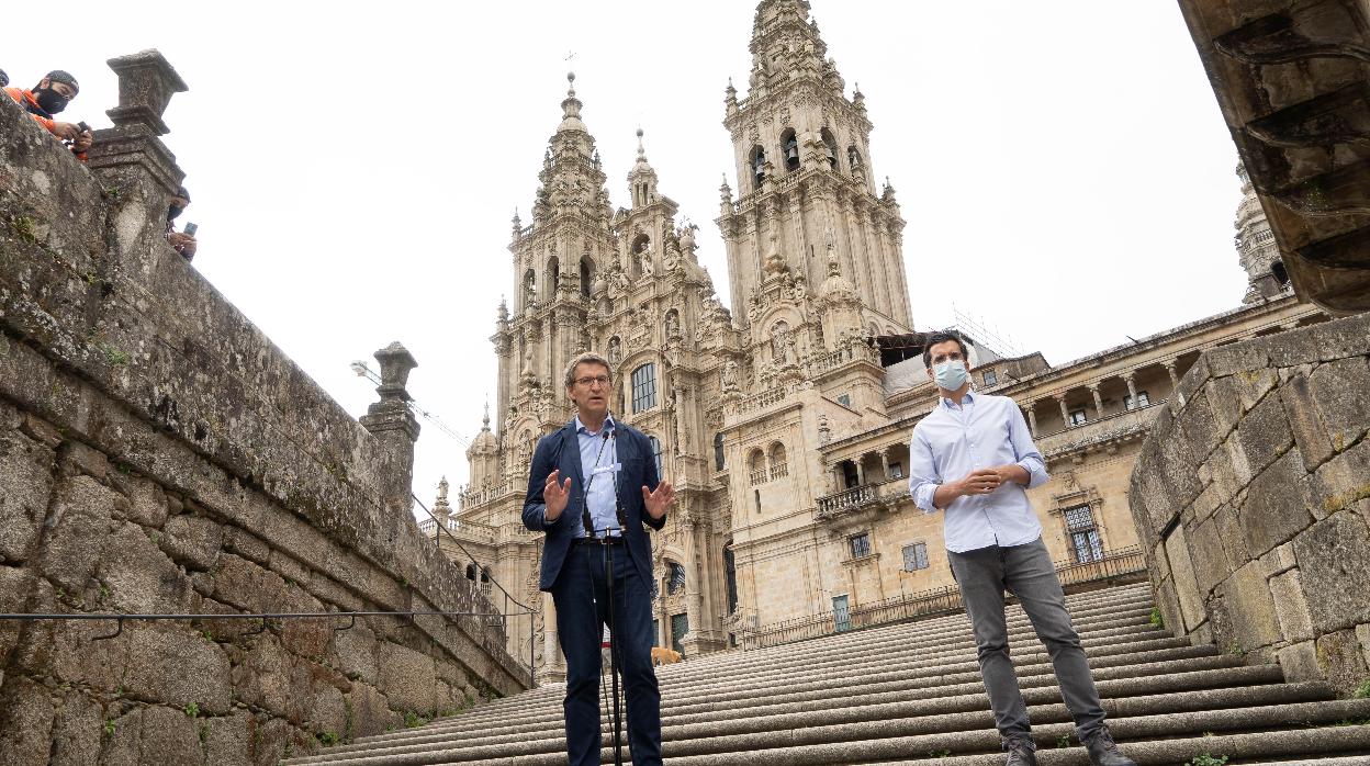 Alberto Núñez Feijóo, ante la catedral de Santiago, en el mitin de cierre de campaña