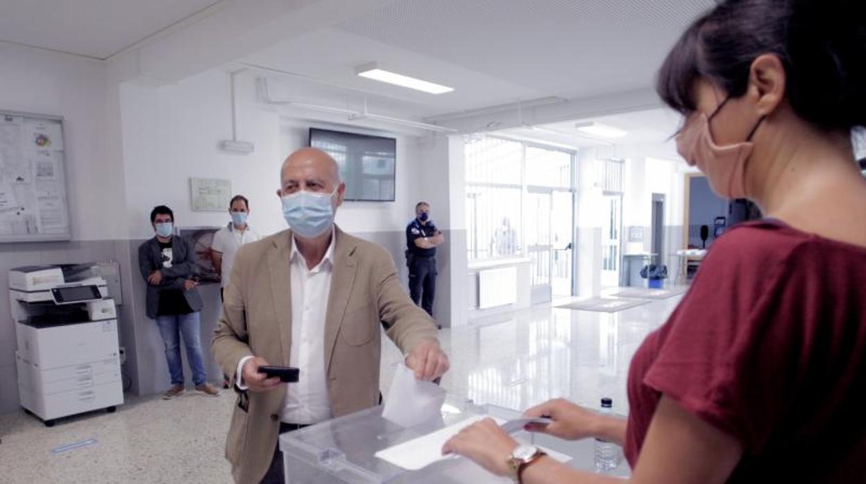 El candidato de la Marea Galeguista Pancho Casal ejerciendo su derecho al voto