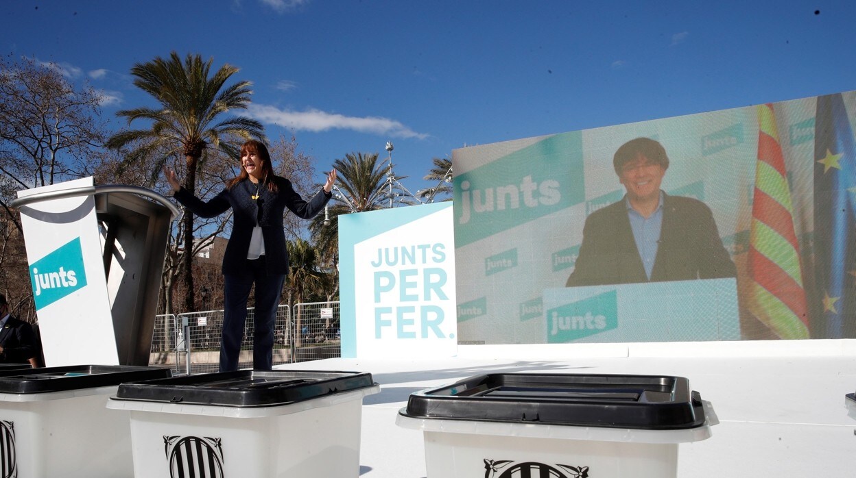 Carles Puigdemont interviene en el mitin de Junts, hoy en Barcelona con Laura Borràs, por videoconferencia desde Bélgica