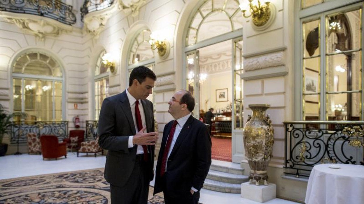 Fotografía de 2014. El presidente del Gobierno, Pedro Sánchez, con Miquel Iceta, en un desayuno informativo