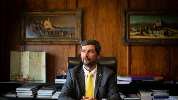 El número tres de Junts aprovecha la jornada electoral para burlarse de Illa, Arrimadas y Albiach