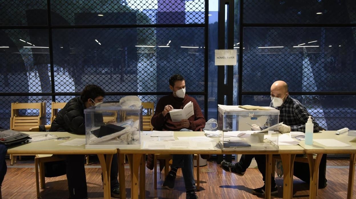 Torpemente Sostres intenta tomar una foto del hotel Alma