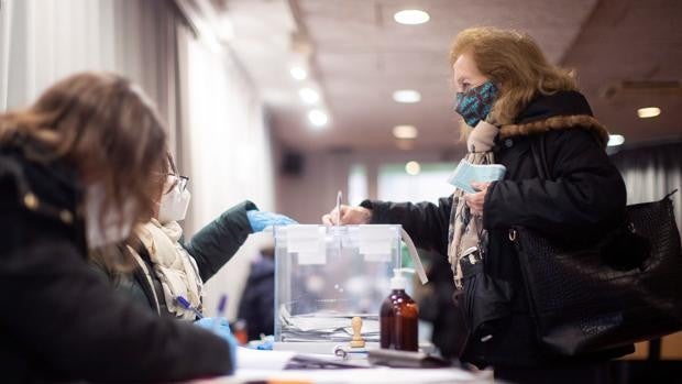 La participación cae 22 puntos con respecto a 2017 y se sitúa en el 45,72% a las 18.00 horas