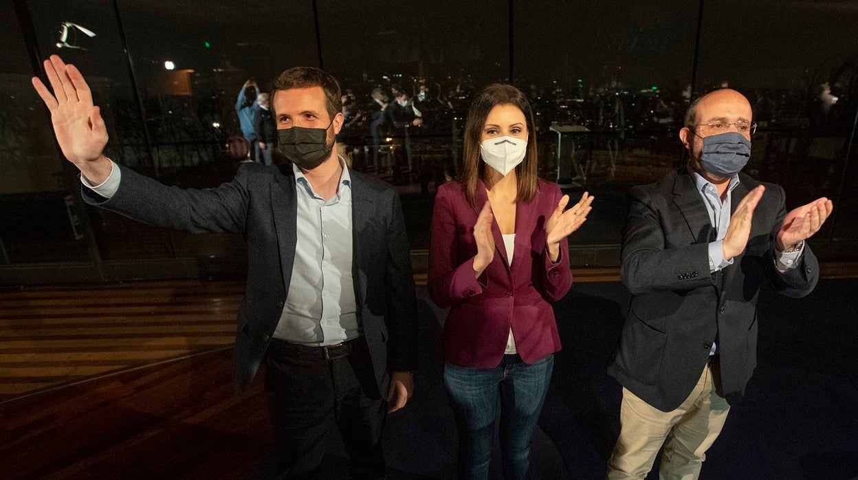 Pablo Casado, Lorena Roldán y Alejandro Fernández, en el acto de cierre de campaña del PP