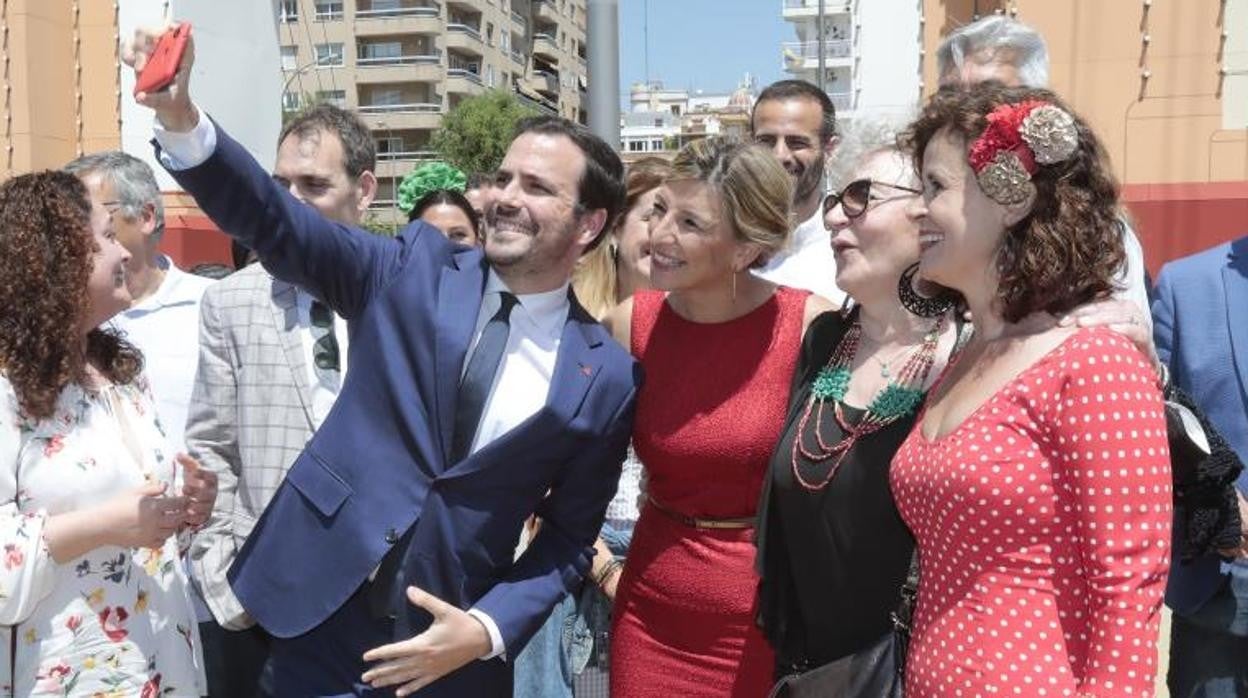 Los ministros Alberto Garzón y Yolanda Díaz en la Feria junto a la candidata de la confluencia, Inma Nieto, y la líder de Más País Andalucía, Esperanza Gómez