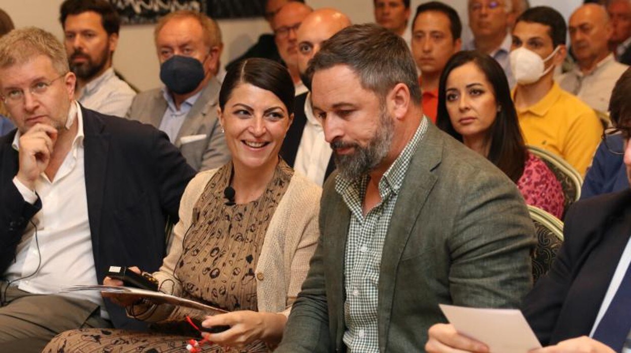 El presidente de Vox, Santiago Abascal y la candidata a la Presidencia de la Junta, Macarena Olona, participa en la jornada 'Mitos y realidades sobre la inmigración en España' ayer en Almería