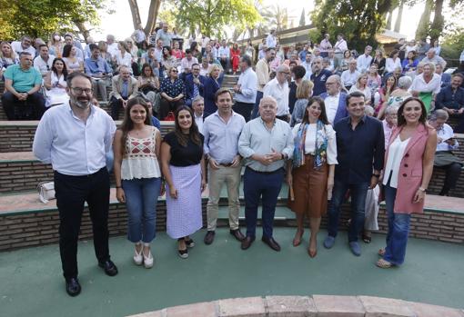 Aguirre, junto al alcalde y a miembros de la lista electoral