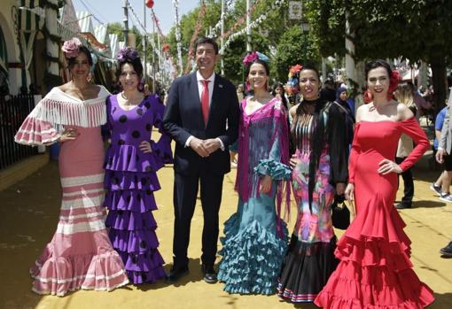 Inés Arrimadas, Juan Marín, Begoña Villacís, Marta Bosquet y Rocío Ruiz en la Feria de Abril