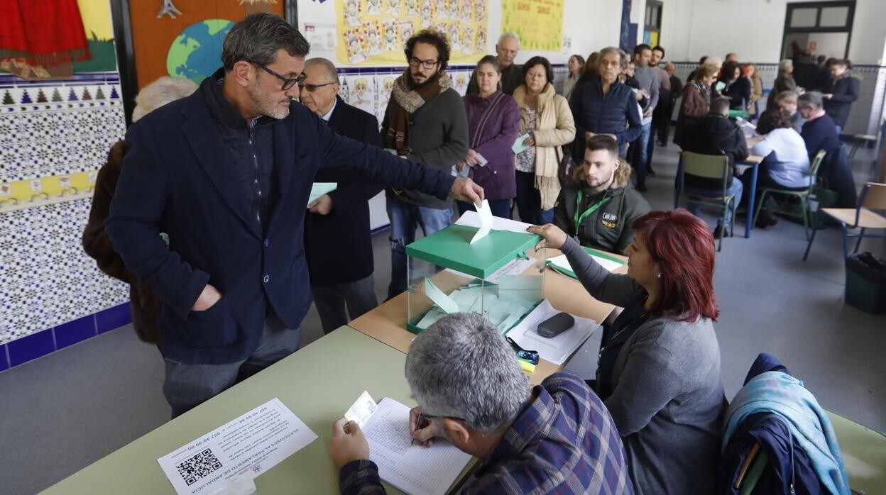 Votación en las últimas elecciones autonómicas en el colegio Colón de Córdoba