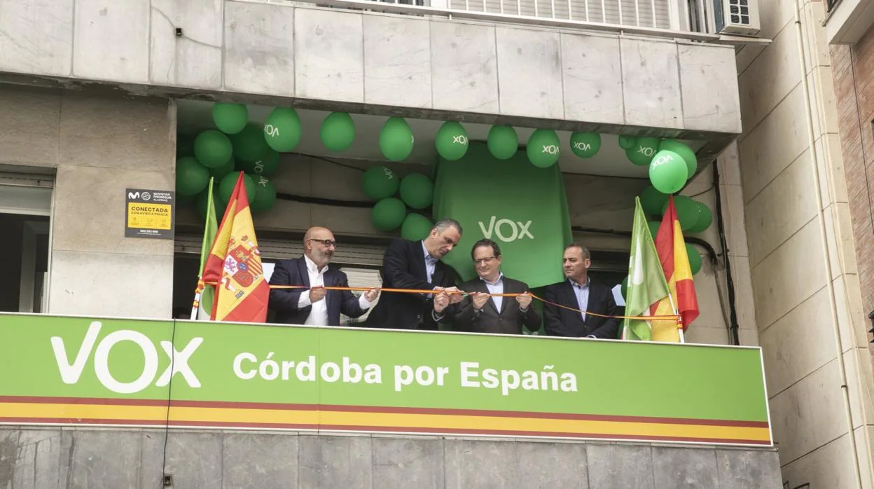 Alejandro Hernández, a la izquierda, en la inauguración de la sede de Vox en Córdoba