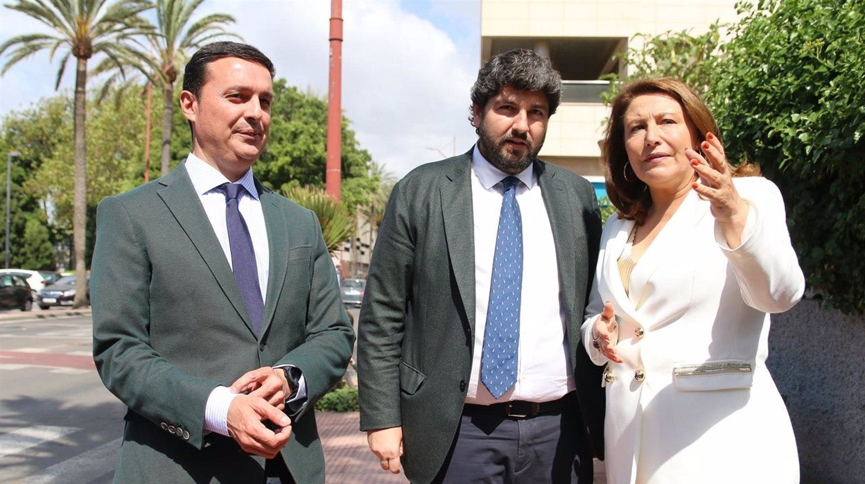 Javier A. García, Fernando López Miras y Carmen Crespo antes del encuentro con empresarios.