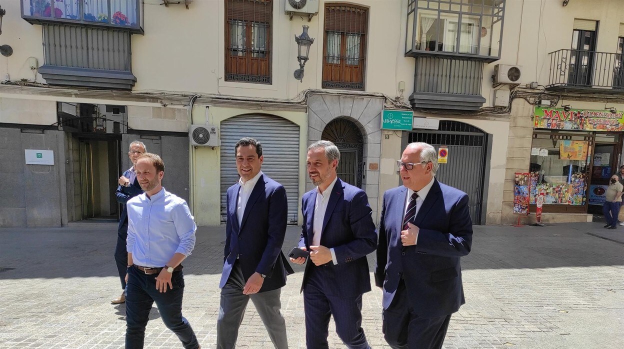 Juanma Moreno con otros dirigentes del PP durante su paseo por Jaén