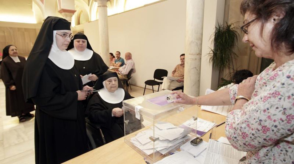 Grupo de monjas votan en unas elecciones en Sevilla