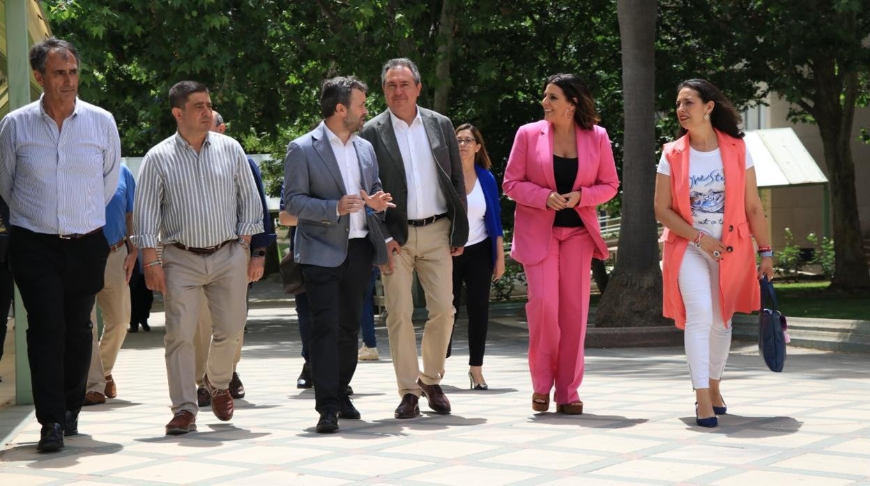 Juan Espadas, en el centro, durante su visita a la Universidad de Jaén