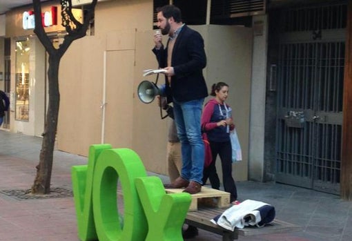 Abascal subido en un banco de Sevilla. El que le sujeta el megáfono es Javier Cortés, ahora cabeza de lista por Vox en la provincia