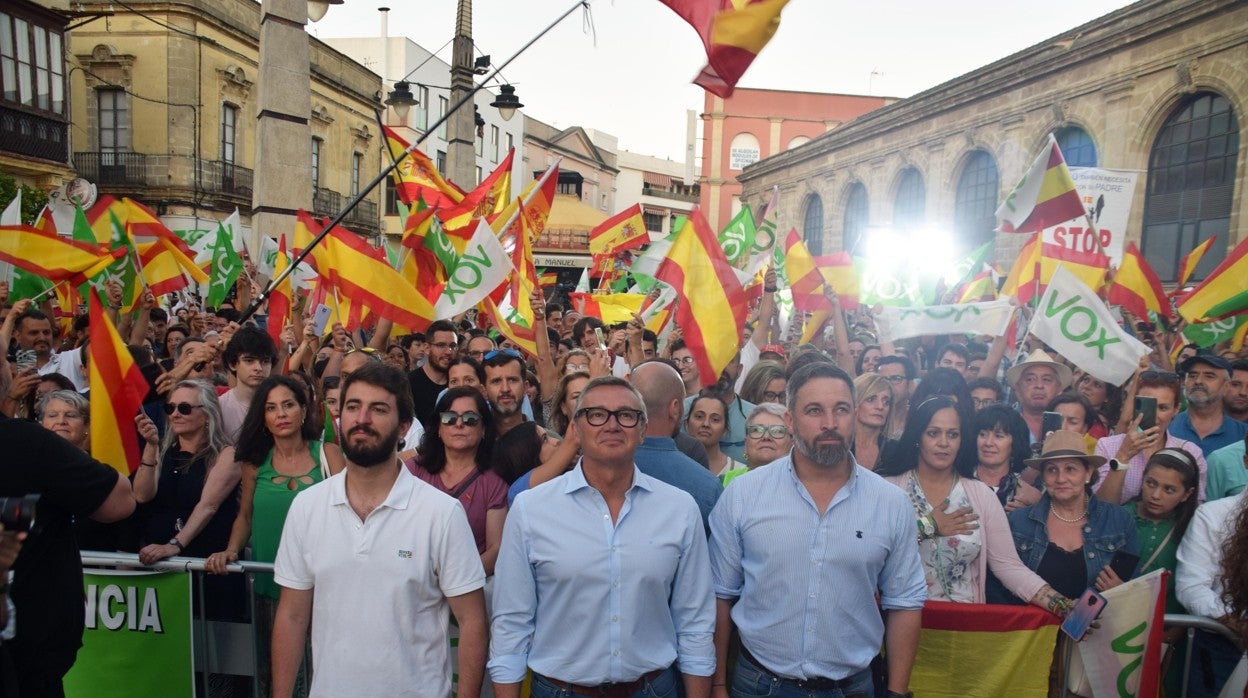 Juan García-Gallardo, Manuel Gavira y Santiago Abascal, escuchan el himno de España al término del acto