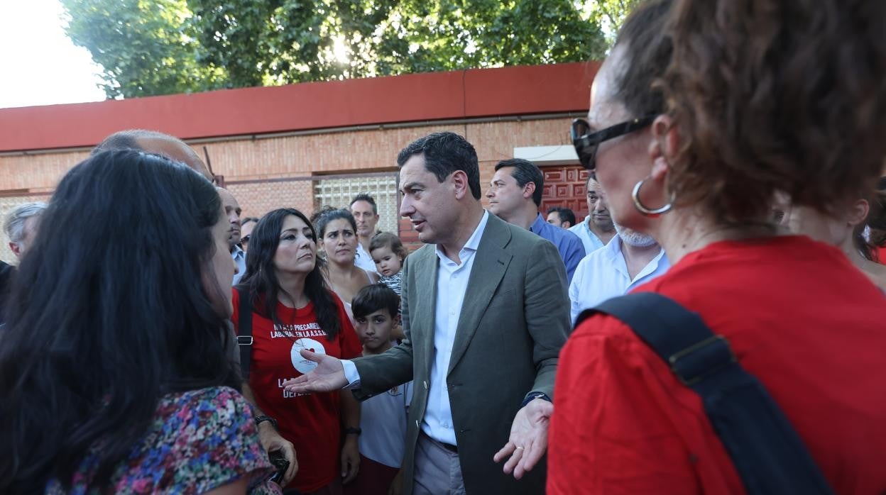 Juan Manuel Moreno durante su visita a un bloque con ascensor financiado por la Junta