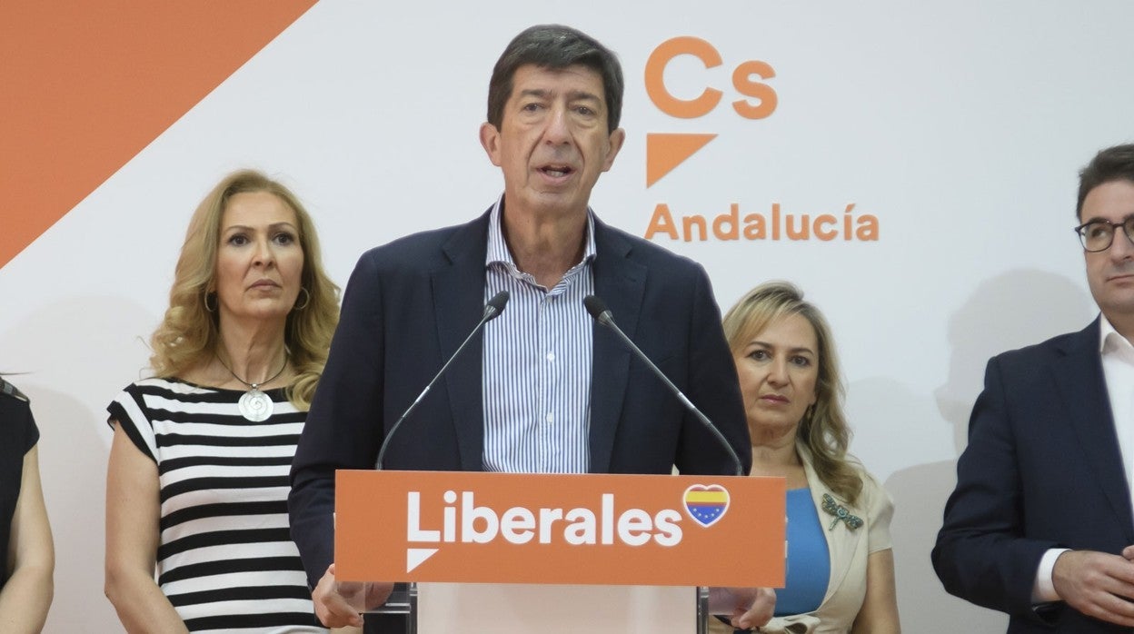 Juan Marín fue presentado por Begoña Villacís, en la imagen con el presidente de la Cámara de Sevilla, Francisco Herrero y la parlamentaria y candidata de Ciudadanos Ana Llopis