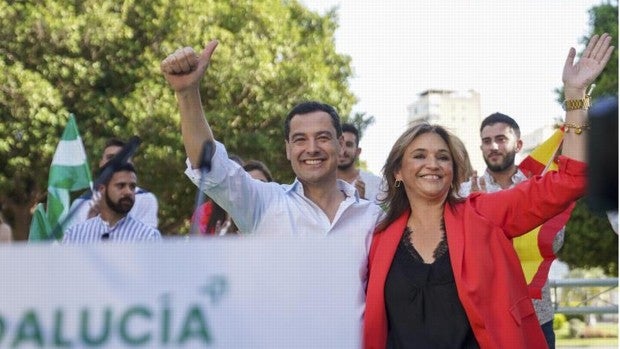 La Junta Electoral reprende al PP por el uso de la imagen del Rey con Juanma Moreno