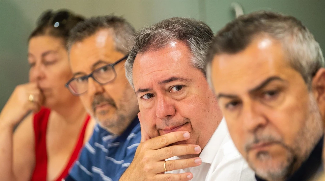 Juan Espadas durante la reunión con sindicatos sanitarios en Almeria.