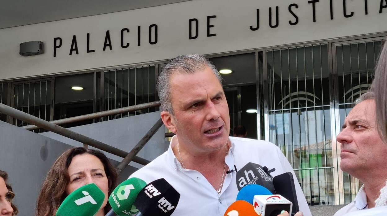 Ortega-Smith atiende a los medios en la puerta del Palacio de Justicia de Huelva