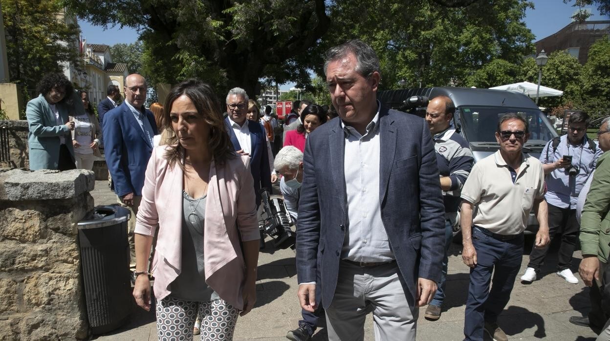 Ambrosio camina junto a Juan Espadas el día de la presentación de la lista en Córdoba del PSOE