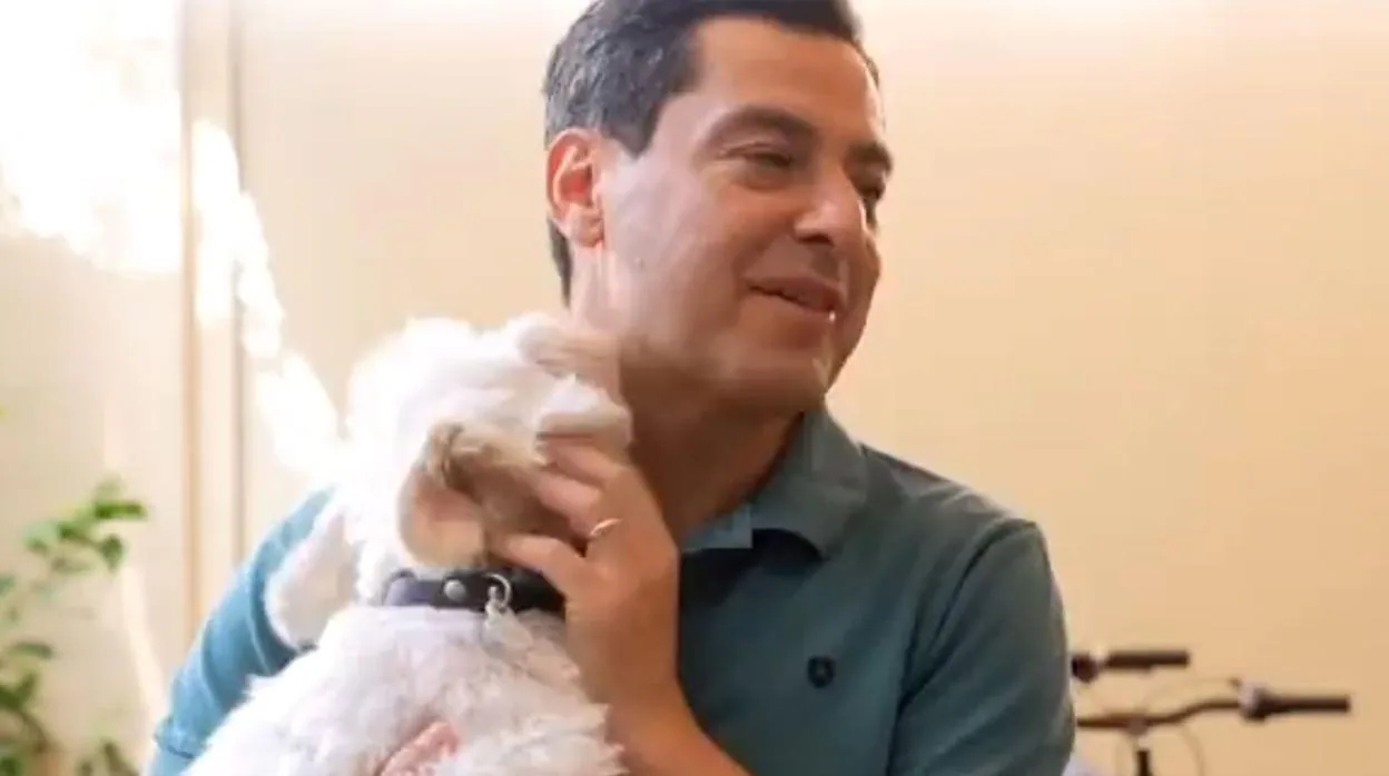 Juanma Moreno, con su perro Tobi