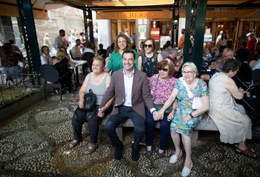 Juanma Moreno junto a un grupo de mujeres este miércoles en Granada