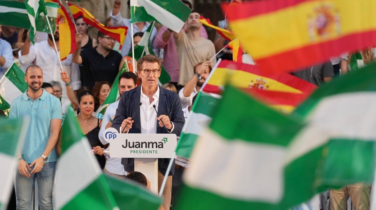 En la plaza de la Catedral de Almería, Núñez Feijóo durante su intervención