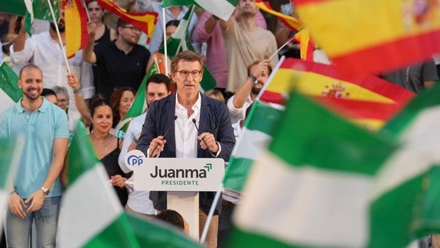 Núñez Feijóo apela a los andaluces: «Debéis ir a votar antes de ir a la playa, por si acaso»