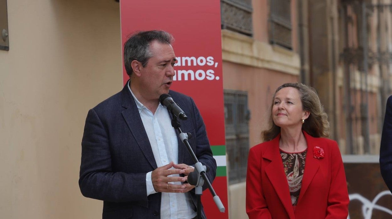 La ministra de Economía, Nadia Calviño, y el candidato socialista a la presidencia de la Junta , Juan Espadas en un acto electoral en Málaga