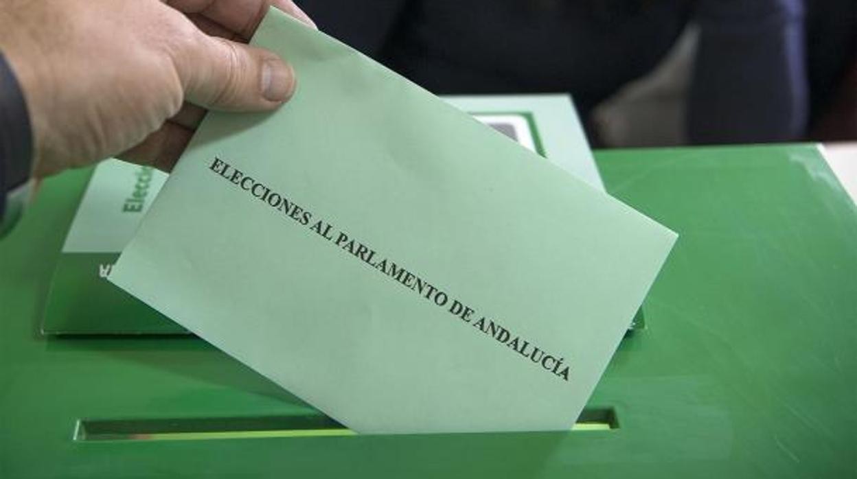 Un ciudadanos andaluz deposita su papeleta en una urna, en una imagen de archivo