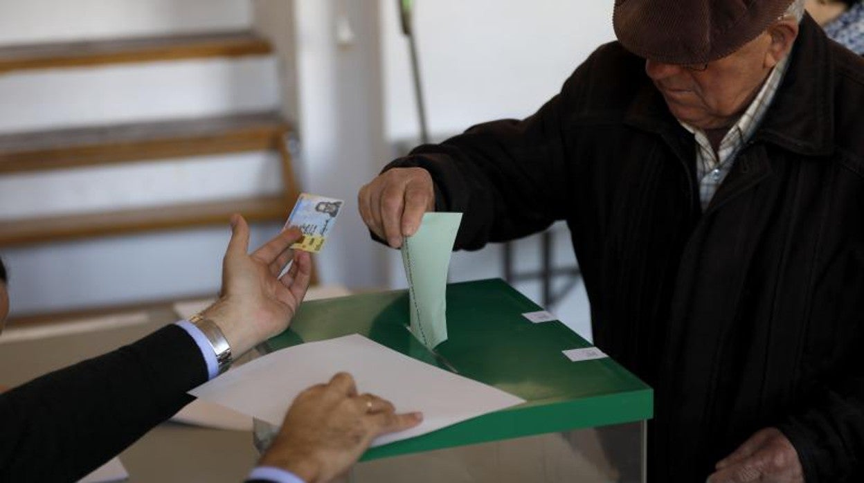 Un hombre vota en las elecciones de diciembre de 2018 en Córdoba