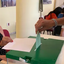 Un votante deposita su papeleta en la urna