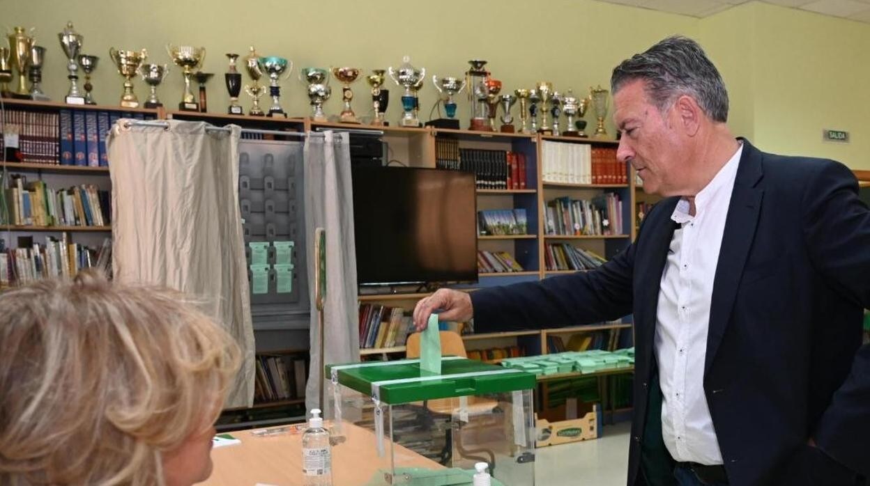 El alcalde de Linares, Raúl Caro-Accino, voto en su colegio electoral