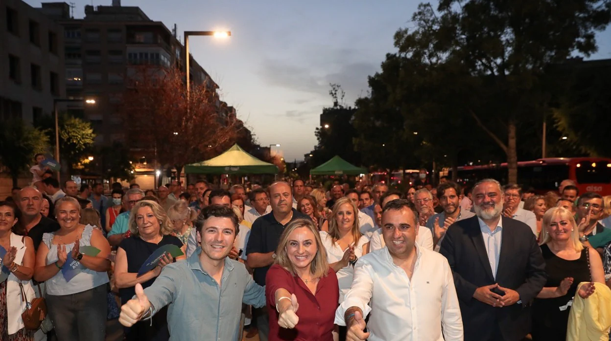 Los candidatos del PP por Granada el pasado viernes en el cierre de campaña. En el centro, la consejera de Fomento y número uno de la lista, Marifrán Carazo